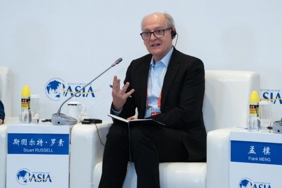 3月27日，《人工智能：現(xiàn)代方法》作者、加州大學(xué)伯克利分校計算機(jī)科學(xué)系教授斯圖爾特·羅素在分論壇上發(fā)言。新華社記者 曹夢瑤 攝