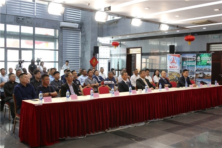 當(dāng)?shù)貢r(shí)間3月26日下午，中國(guó)品牌重型機(jī)械、載重車輛宣傳推介會(huì)在中國(guó)駐蘇里南大使館舉行。圖為宣介會(huì)現(xiàn)場(chǎng)。中國(guó)駐蘇里南大使館供圖