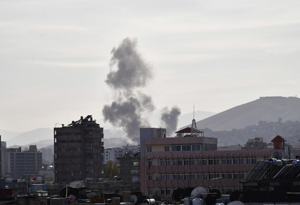 這是4月1日在敘利亞首都大馬士革拍攝的爆炸后升起的濃煙。新華社發(fā)（阿瑪爾攝）