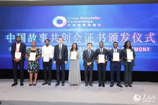 現(xiàn)場頒發(fā)證書。人民網(wǎng)記者 陳博攝