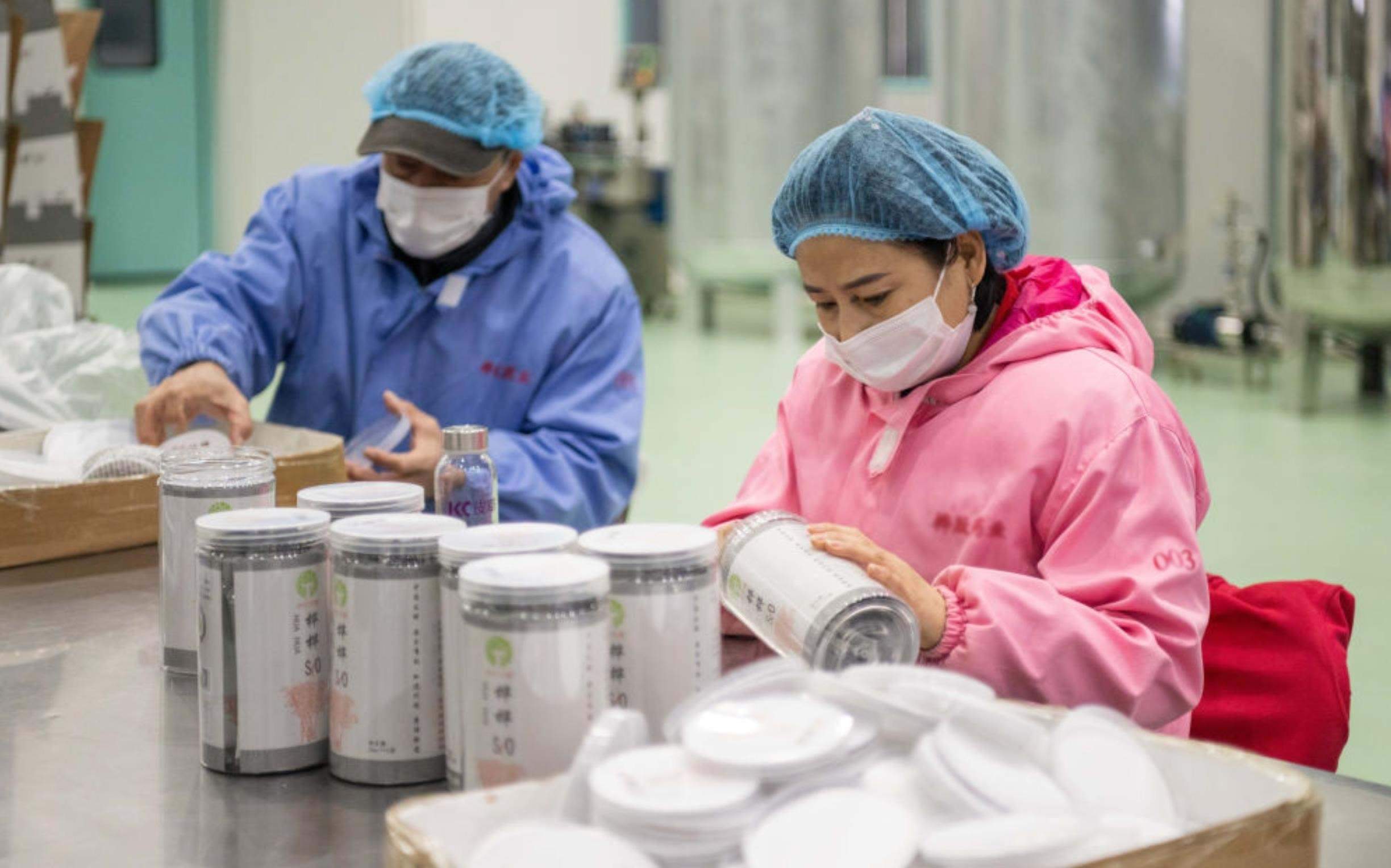 △2024年3月12日，黑龍江伊春一家公司內(nèi)，工作人員在包裝樺樹汁相關(guān)產(chǎn)品。