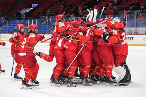 中國(guó)隊(duì)?wèi)c祝比賽勝利。圖片來(lái)源：國(guó)際冰聯(lián)