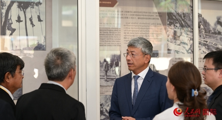 陳海大使了解中國遠(yuǎn)征軍紀(jì)念館情況。人民網(wǎng)記者 謝佳君攝