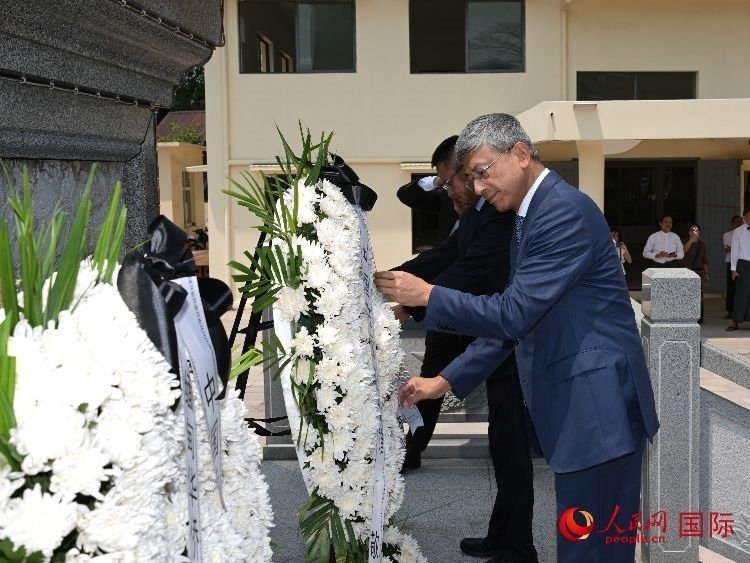 陳海大使向中國遠(yuǎn)征軍紀(jì)念碑敬獻(xiàn)花籃。人民網(wǎng)記者 謝佳君攝