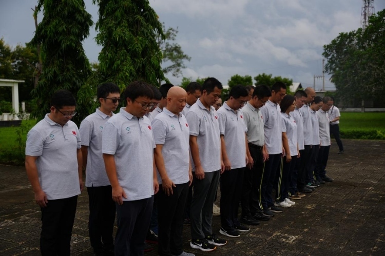 醫(yī)療隊(duì)隊(duì)員默哀。中國援桑醫(yī)療隊(duì)供圖