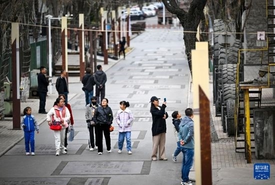 4月5日，游客在寧夏石嘴山市大武口洗煤廠工業(yè)遺址公園游覽。新華社記者 馮開華 攝