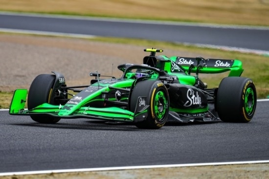 4月5日，索伯車隊中國車手周冠宇在練習賽中。新華社記者 張笑宇 攝