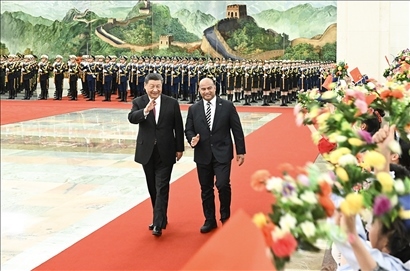 △2024年3月25日，習(xí)近平主席在北京人民大會(huì)堂同來(lái)華進(jìn)行國(guó)事訪問(wèn)的瑙魯總統(tǒng)阿迪昂舉行會(huì)談。這是會(huì)談前，習(xí)近平主席在人民大會(huì)堂北大廳為阿迪昂總統(tǒng)舉行歡迎儀式。