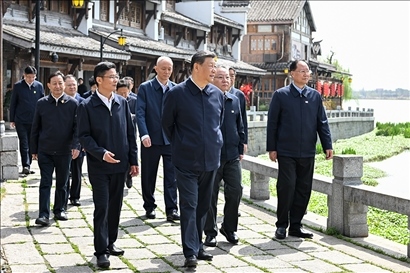 △2024年3月18日至21日，習(xí)近平總書記在湖南考察。這是19日上午，總書記在常德河街考察。