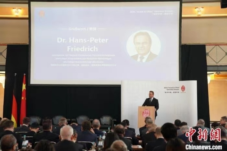 當(dāng)?shù)貢r(shí)間4月5日，由中國(guó)商務(wù)部主辦的“投資中國(guó)”德國(guó)專場(chǎng)推介活動(dòng)在斯圖加特市舉行。中新社記者 馬秀秀 攝