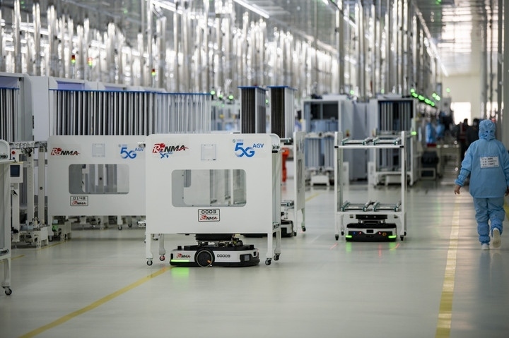 2024年1月10日，在位于浙江省金華市金義新區(qū)的潤馬光能集團金華工廠智能化生產(chǎn)車間里，AGV（自動導引運輸）小車忙碌穿梭在生產(chǎn)單元之間。圖源新華社