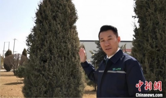 圖為王佐向記者介紹自己的新能源綠電廠區(qū)。白先森 攝