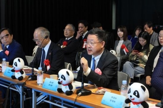 圖為四川省文化和旅游廳廳長戴允康向日本友人介紹四川旅游資源。（中國駐東京旅游辦事處供圖）