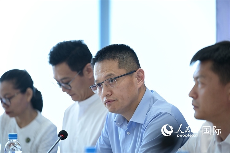 緬甸中國(guó)企業(yè)商會(huì)會(huì)長(zhǎng)、工商銀行仰光分行行長(zhǎng)劉銘介紹有關(guān)情況-人民網(wǎng)記者謝佳君攝
