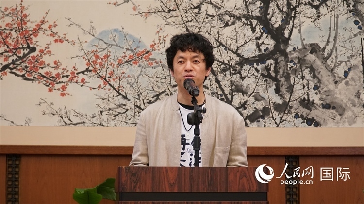 影片導(dǎo)演竹內(nèi)亮致辭。人民網(wǎng) 蔣曉辰攝