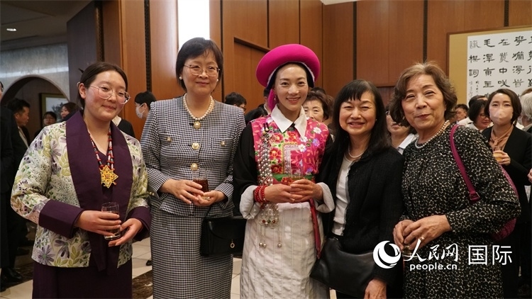 來賓與茨姆等人熱烈交流并合影留念。人民網(wǎng) 蔣曉辰攝