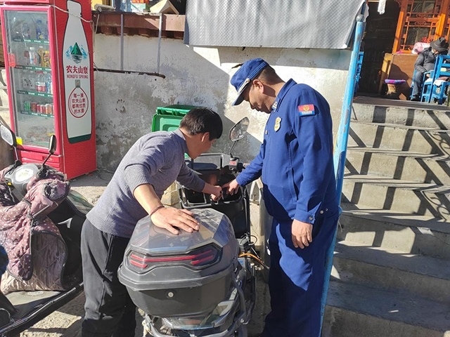 拉薩市消防救援支隊(duì)組織開(kāi)展電動(dòng)自行車消防安全檢查工作。受訪者供圖