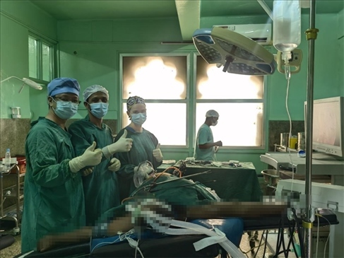 蔣國(guó)慶醫(yī)生（左）和當(dāng)?shù)蒯t(yī)生慶祝手術(shù)成功。中國(guó)援桑醫(yī)療隊(duì)供圖