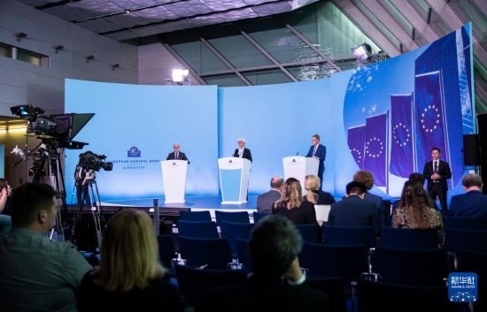 4月11日，歐洲中央銀行行長(zhǎng)拉加德（中）在德國(guó)法蘭克福歐洲中央銀行總部出席新聞發(fā)布會(huì)。新華社記者 張帆 攝