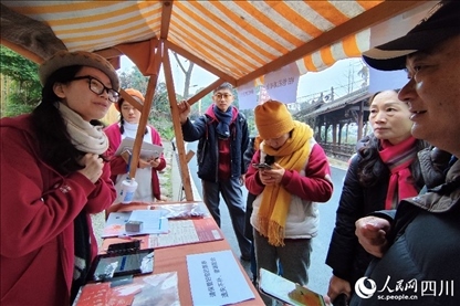 1月6日，“2024成都蒲江柑甜采摘節(jié)”上，記者見到了小萌（左一）和許多年輕人忙著做訪客接待、現(xiàn)場(chǎng)布置、票務(wù)核對(duì)、采摘服務(wù)等工作。人民網(wǎng)記者朱虹攝