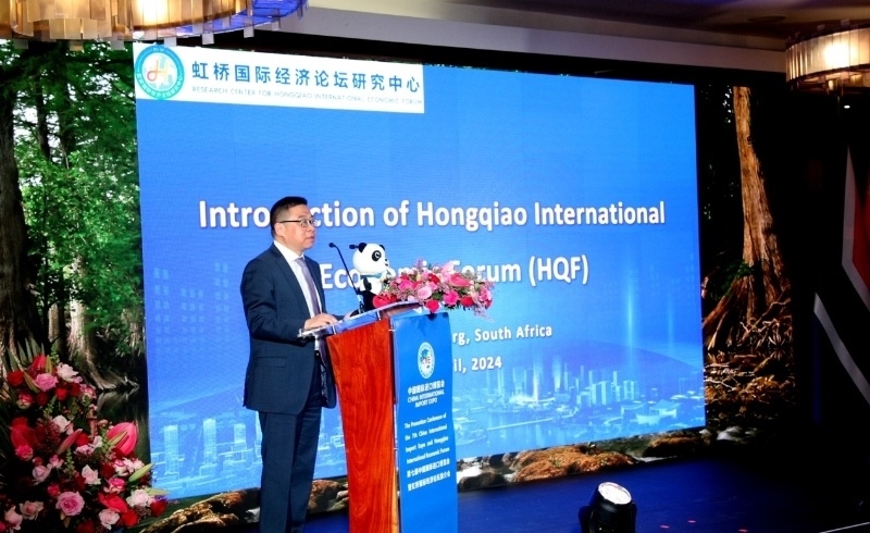 虹橋國(guó)際經(jīng)濟(jì)論壇研究中心副理事長(zhǎng)、商務(wù)部國(guó)際貿(mào)易經(jīng)濟(jì)合作研究院副院長(zhǎng)俞子榮致辭。（圖片來(lái)源：中國(guó)國(guó)際進(jìn)口博覽會(huì)官微）