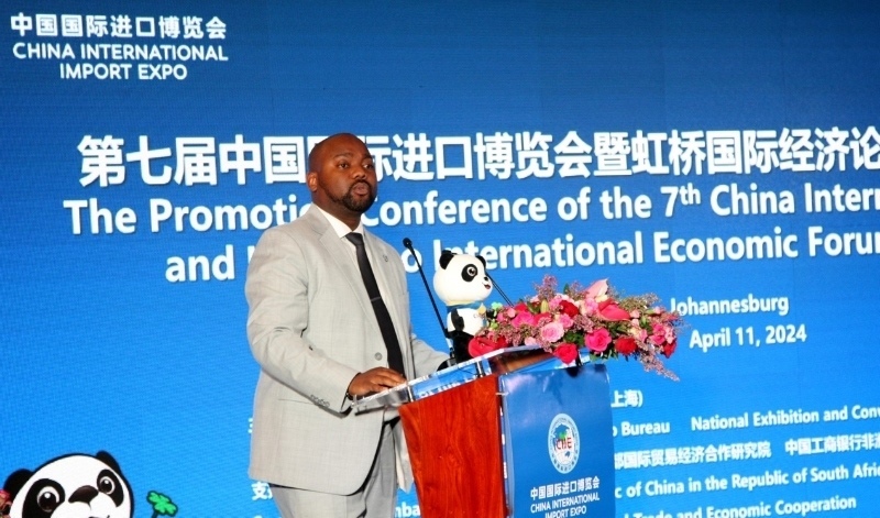 標(biāo)準(zhǔn)銀行集團(tuán)企業(yè)與商業(yè)銀行部國(guó)際貿(mào)易總經(jīng)理武巴致辭。（圖片來(lái)源：中國(guó)國(guó)際進(jìn)口博覽會(huì)官微）