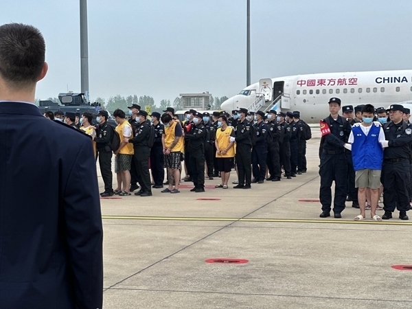 中國(guó)籍涉賭詐違法犯罪嫌疑人從柬埔寨被押解回國(guó)。人民網(wǎng)記者 郝萍攝