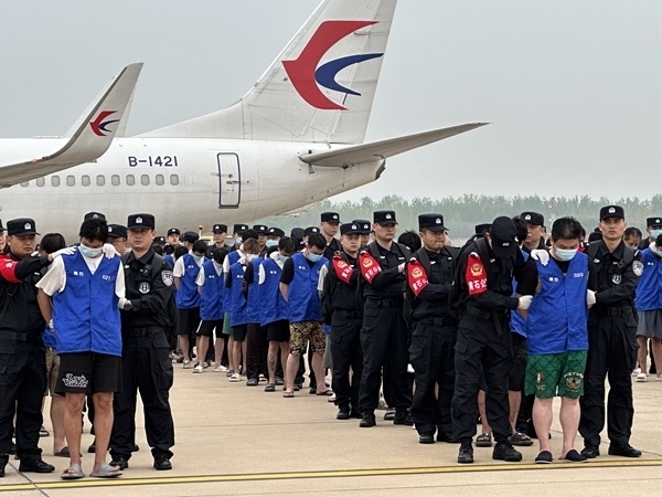 中國(guó)籍涉賭詐違法犯罪嫌疑人從柬埔寨被押解回國(guó)。人民網(wǎng)記者 郝萍攝