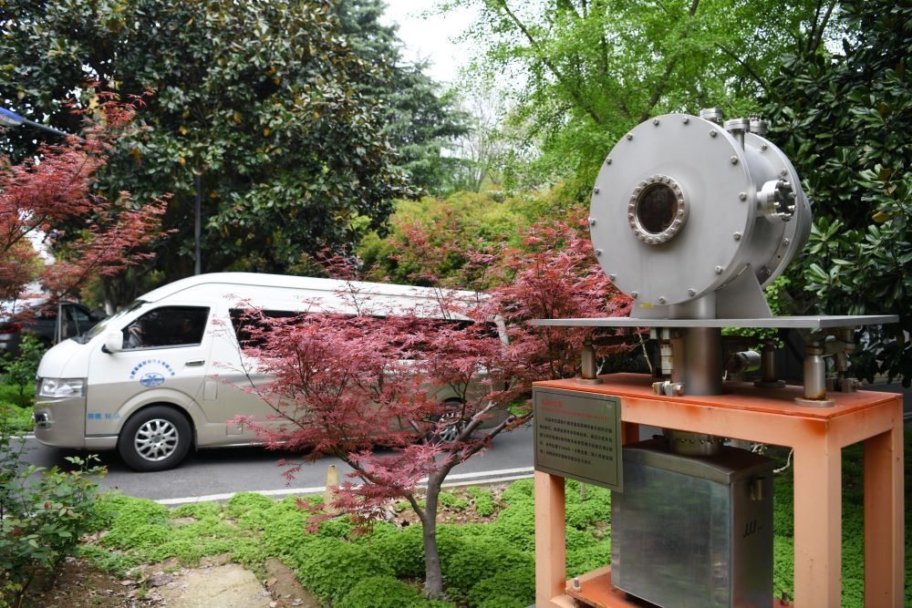 2024年4月6日，在位于安徽合肥的中國科學(xué)技術(shù)大學(xué)，自主研制的原位實驗裝置準(zhǔn)備運往上海光源開展實驗。