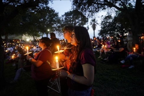 2023年5月24日，在美國得克薩斯州小城尤瓦爾迪，人們參加守夜儀式悼念校園槍擊遇害者。新華社記者吳曉凌攝