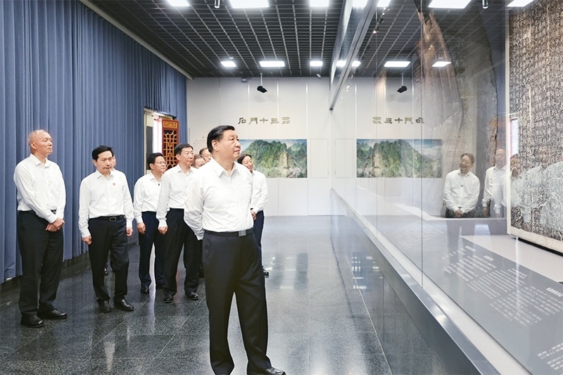 2023年7月29日，中共中央總書記、國家主席、中央軍委主席習(xí)近平在四川考察結(jié)束返京途中，來到陜西省漢中市考察。這是習(xí)近平參觀漢中市博物館有關(guān)歷史文物展陳。 新華社記者 鞠鵬/攝