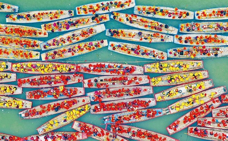 溱潼會船由南宋相沿至今，歷經(jīng)數(shù)百年傳承，被列入國家級非物質(zhì)文化遺產(chǎn)名錄。圖為2024年4月6日在江蘇省泰州市姜堰區(qū)溱湖國家濕地公園參加會船表演的船只。 新華社發(fā) 湯德宏/攝