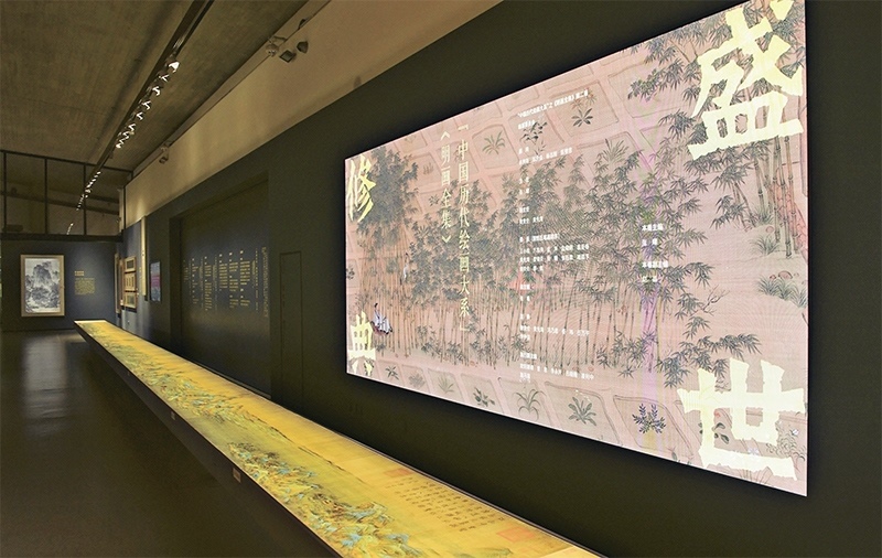 “中國歷代繪畫大系”，是習(xí)近平總書記親自批準(zhǔn)、高度重視的一項(xiàng)規(guī)模浩大、縱貫歷史、橫跨中外的國家級重大文化工程。圖為中國國家版本館杭州分館展示的“盛世修典——‘中國歷代繪畫大系’”收錄的數(shù)字化古畫（2023年5月31日攝）。 新華社記者 翁忻旸/攝