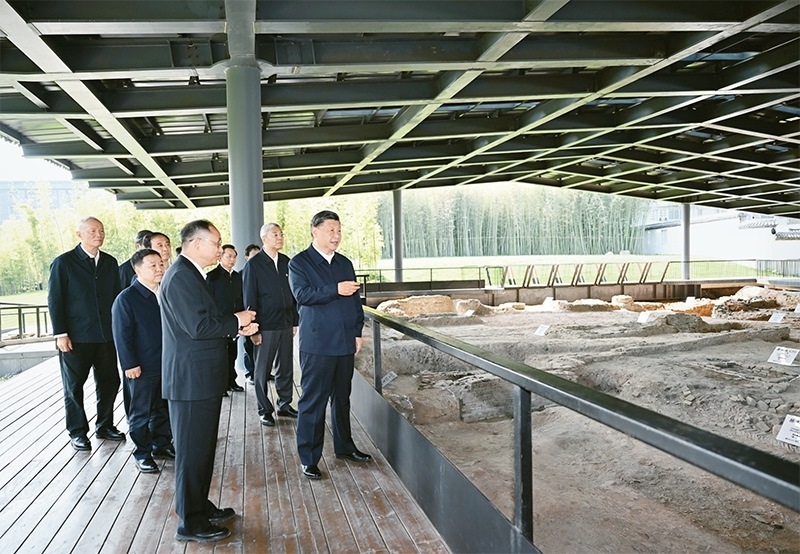 2023年10月10日至13日，中共中央總書記、國家主席、中央軍委主席習(xí)近平在江西考察。這是11日上午，習(xí)近平在景德鎮(zhèn)市陶陽里歷史文化街區(qū)南麓遺址考察。 新華社記者 謝環(huán)馳/攝