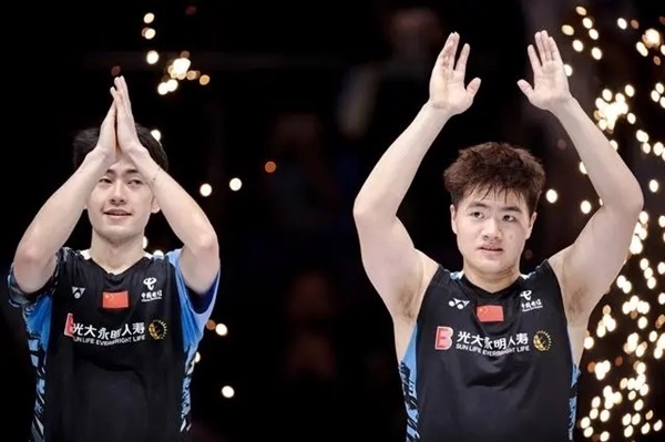 4月14日，梁偉鏗（右）/王昶在頒獎儀式上。 新華社記者 江漢攝