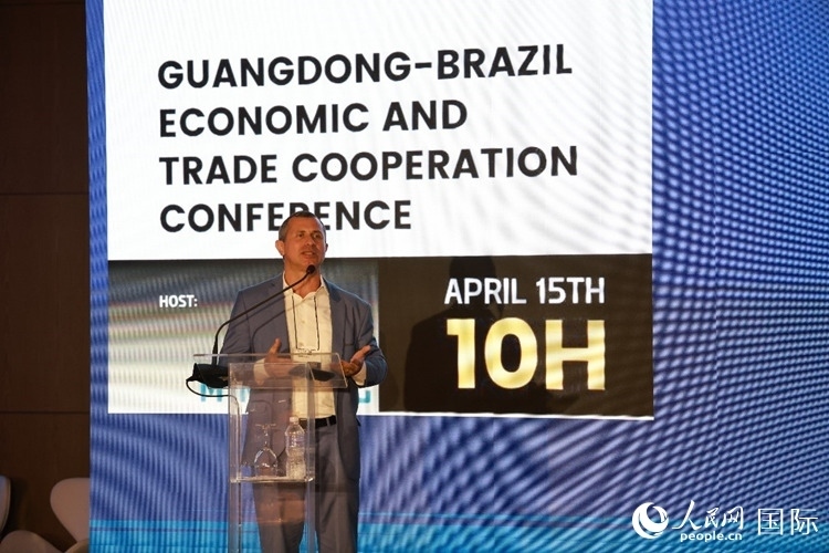 巴西里約州能源和海洋經濟部國務秘書費利佩·佩肖托在推介會上致辭。人民網記者 陳海琪攝