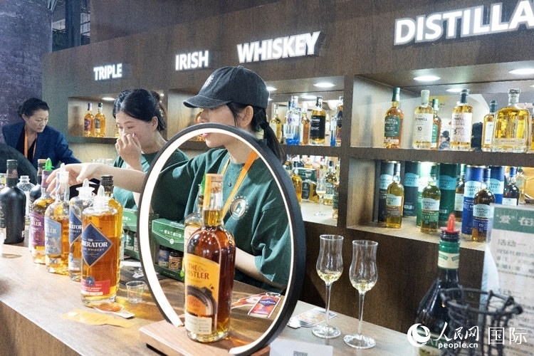 第四屆中國國際消費品博覽會愛爾蘭國家館內(nèi)的參展商。人民網(wǎng) 常沙攝