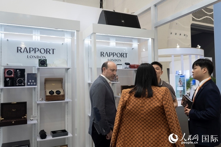 客商在第四屆中國國際消費品博覽會英國國家館內(nèi)交談。人民網(wǎng) 常沙攝