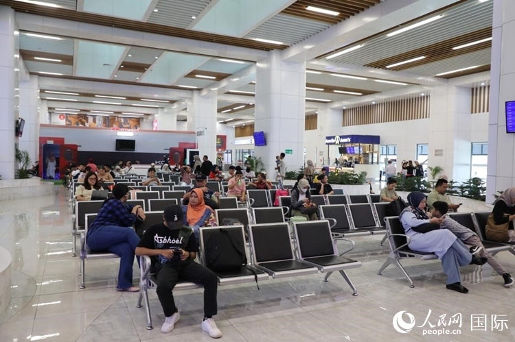 乘客在雅萬(wàn)高鐵雅加達(dá)哈利姆站候車。人民網(wǎng)記者 曹師韻攝