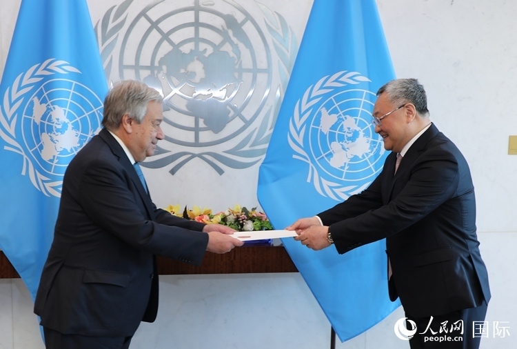 4月16日，中國(guó)新任常駐聯(lián)合國(guó)代表、特命全權(quán)大使傅聰在紐約聯(lián)合國(guó)總部向聯(lián)合國(guó)秘書(shū)長(zhǎng)古特雷斯遞交了全權(quán)證書(shū)。 人民網(wǎng)記者 李志偉攝