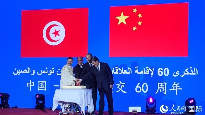 與會嘉賓共同切紀念蛋糕，從左至右分別為突尼斯國家旅游局局長侯賽因、突尼斯駐華大使阿迪勒·阿拉比、外交部副部長鄧勵、中國人民對外友好協(xié)會副會長李?？?。人民網(wǎng)記者 萬宇攝