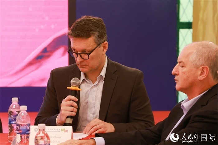 中巴友好協(xié)會主席恩里克·諾布雷加（左）在座談會上致辭。人民網記者 陳海琪攝