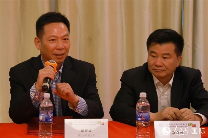 武漢市僑聯(lián)主席徐祥忠（左）在座談會上致辭。人民網記者 陳海琪攝