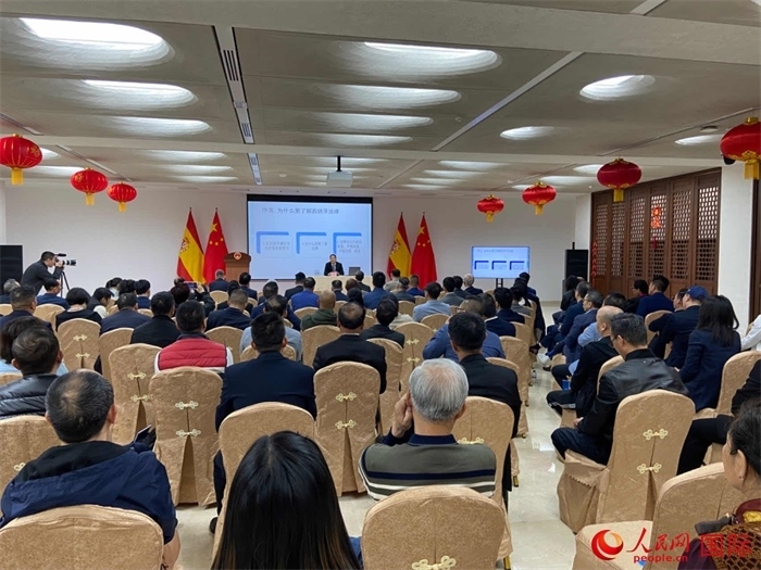 季奕鴻律師主講法律知識(shí)。人民網(wǎng)記者 范劍青攝