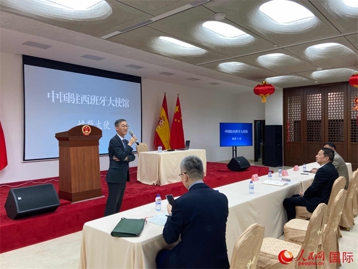 中國(guó)駐西班牙大使姚敬在僑界法治講座上致辭。人民網(wǎng)記者 范劍青攝