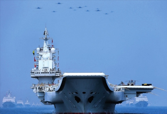 制空作戰(zhàn)梯隊(duì)飛越航母編隊(duì)上空（2018年攝）。 張雷攝
