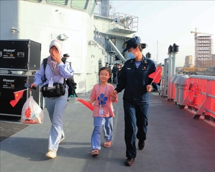 海軍軍艦赴蘇丹緊急撤離我在蘇丹人員。圖為海軍官兵帶領(lǐng)同胞登艦（2023年4月26日攝）。丁家興攝