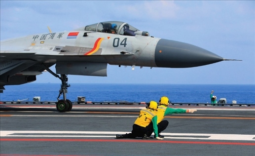 遼寧艦起飛助理作出放飛手勢(shì)，殲-15艦載戰(zhàn)斗機(jī)起飛（2020年4月攝）。張凱攝