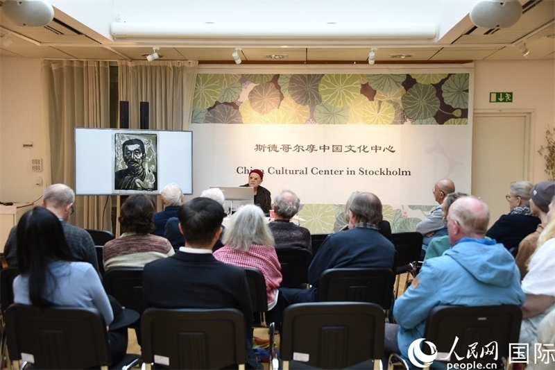 托斯頓·朱雷爾介紹其收藏的中國(guó)版畫(huà)作品。人民網(wǎng)記者殷淼攝