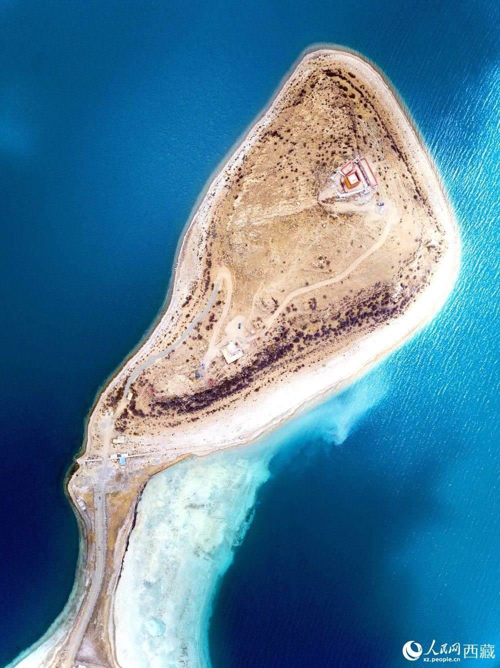 無(wú)人機(jī)視角下的西藏羊卓雍錯(cuò)日托寺風(fēng)光。人民網(wǎng)記者 次仁羅布攝